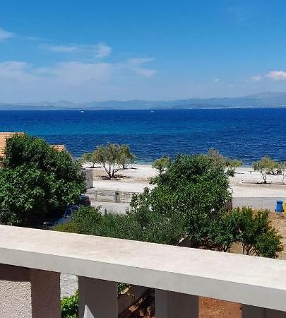 Apartments Zvonimir,Place By The Sea Mirce Екстериор снимка