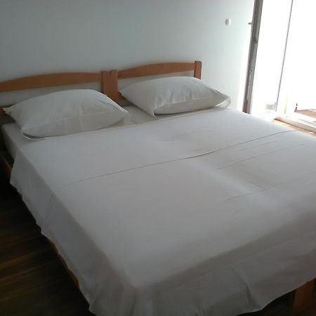 Apartments Zvonimir,Place By The Sea Mirce Екстериор снимка