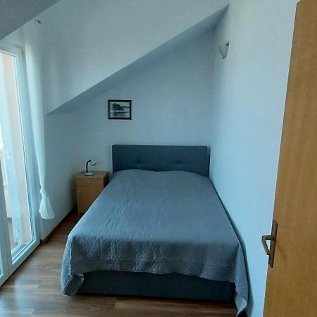 Apartments Zvonimir,Place By The Sea Mirce Екстериор снимка