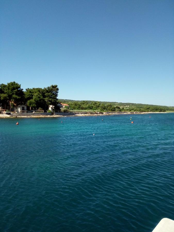 Apartments Zvonimir,Place By The Sea Mirce Екстериор снимка
