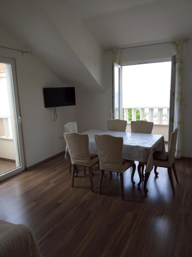 Apartments Zvonimir,Place By The Sea Mirce Екстериор снимка