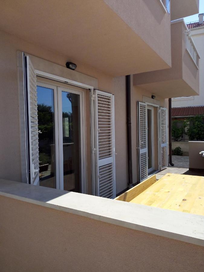 Apartments Zvonimir,Place By The Sea Mirce Екстериор снимка
