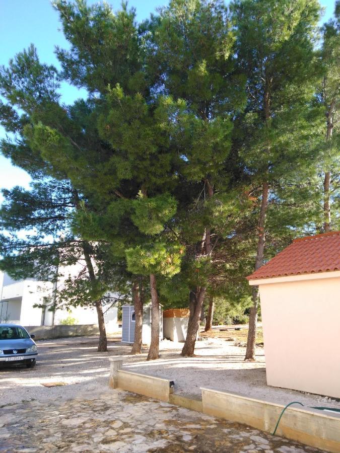 Apartments Zvonimir,Place By The Sea Mirce Екстериор снимка