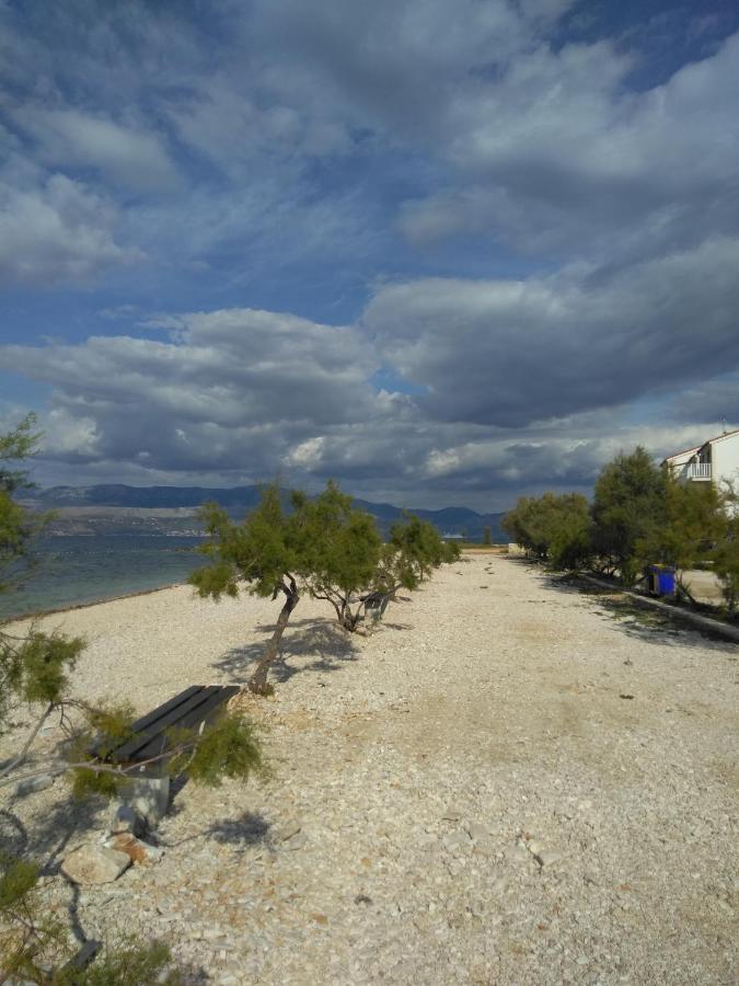 Apartments Zvonimir,Place By The Sea Mirce Екстериор снимка