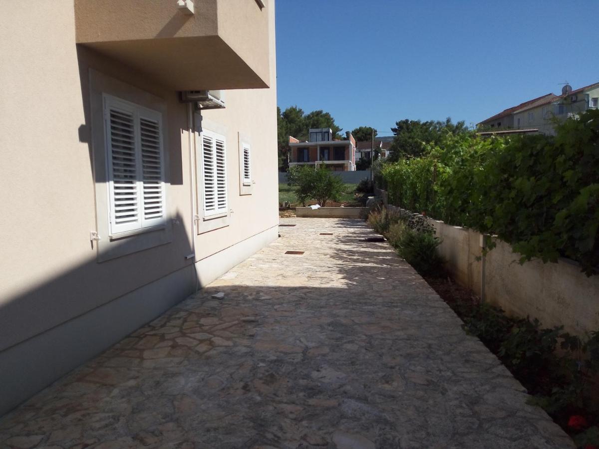 Apartments Zvonimir,Place By The Sea Mirce Екстериор снимка