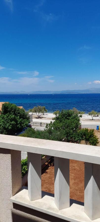 Apartments Zvonimir,Place By The Sea Mirce Екстериор снимка