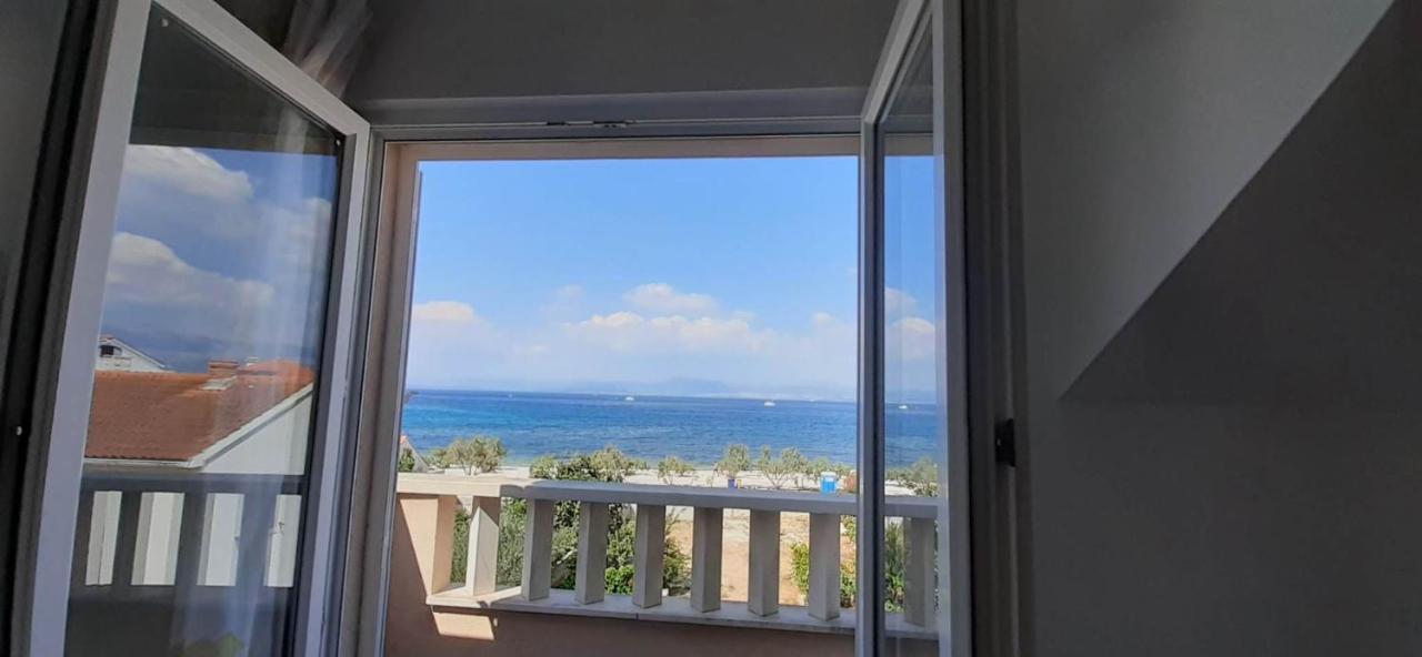 Apartments Zvonimir,Place By The Sea Mirce Екстериор снимка