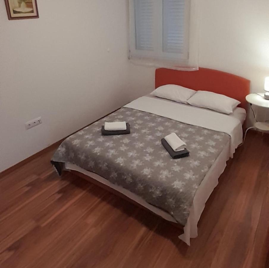 Apartments Zvonimir,Place By The Sea Mirce Екстериор снимка