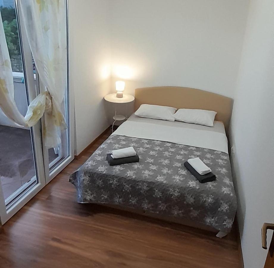 Apartments Zvonimir,Place By The Sea Mirce Екстериор снимка