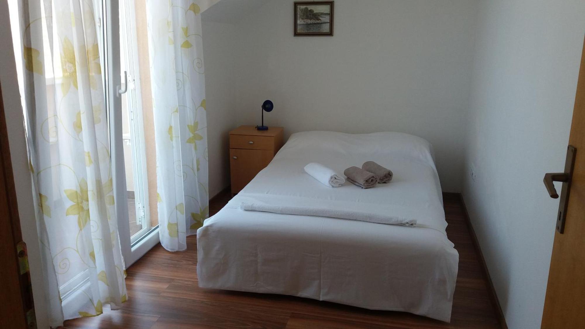 Apartments Zvonimir,Place By The Sea Mirce Екстериор снимка
