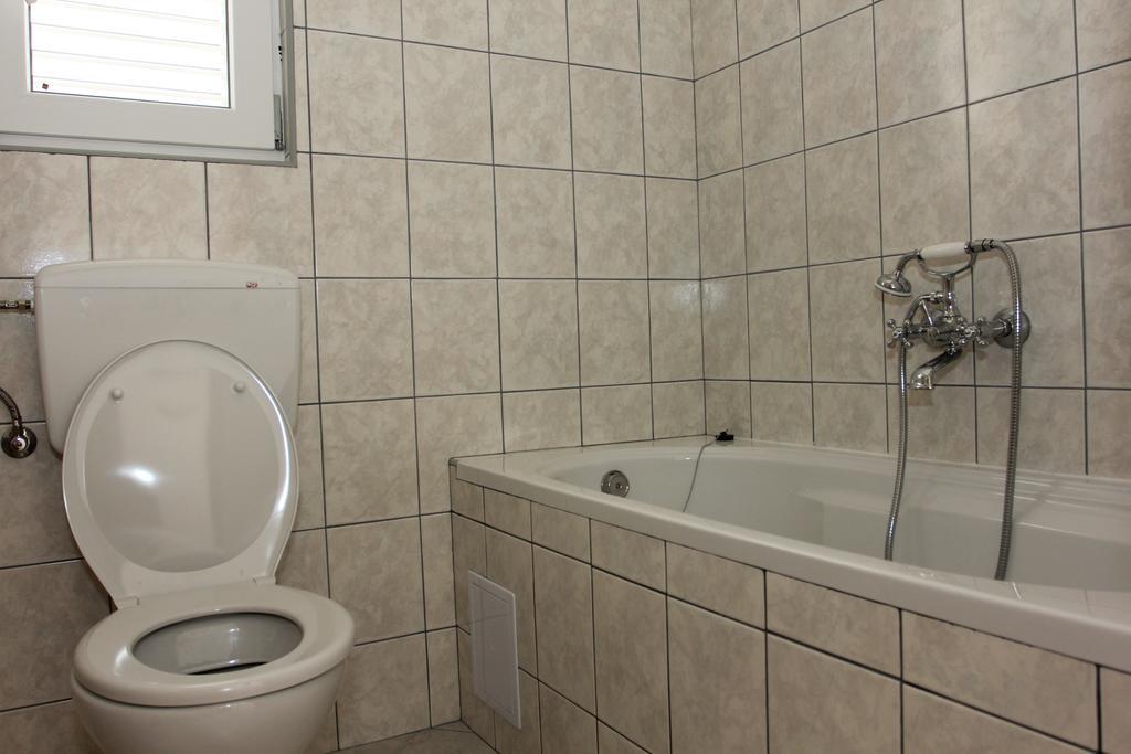 Apartments Zvonimir,Place By The Sea Mirce Екстериор снимка