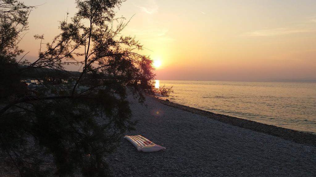 Apartments Zvonimir,Place By The Sea Mirce Екстериор снимка