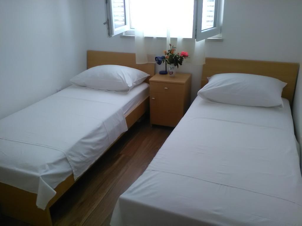 Apartments Zvonimir,Place By The Sea Mirce Екстериор снимка