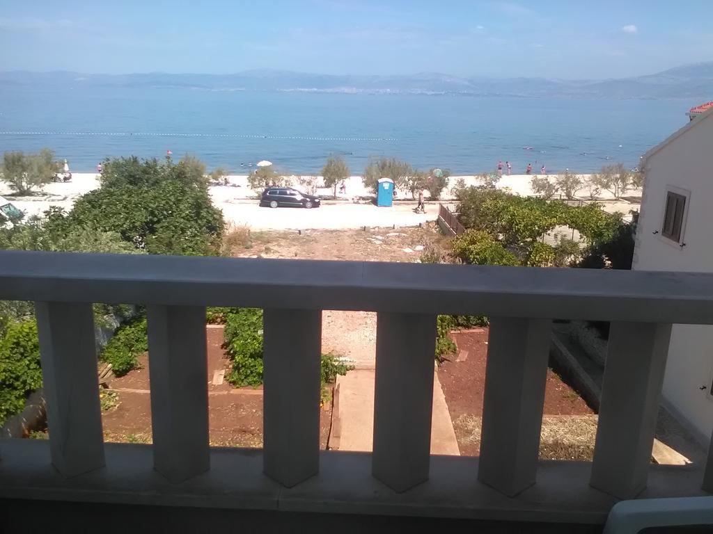 Apartments Zvonimir,Place By The Sea Mirce Екстериор снимка
