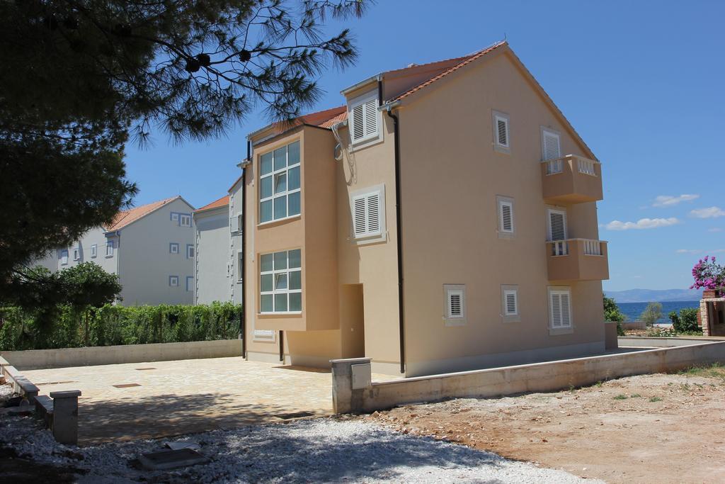Apartments Zvonimir,Place By The Sea Mirce Екстериор снимка