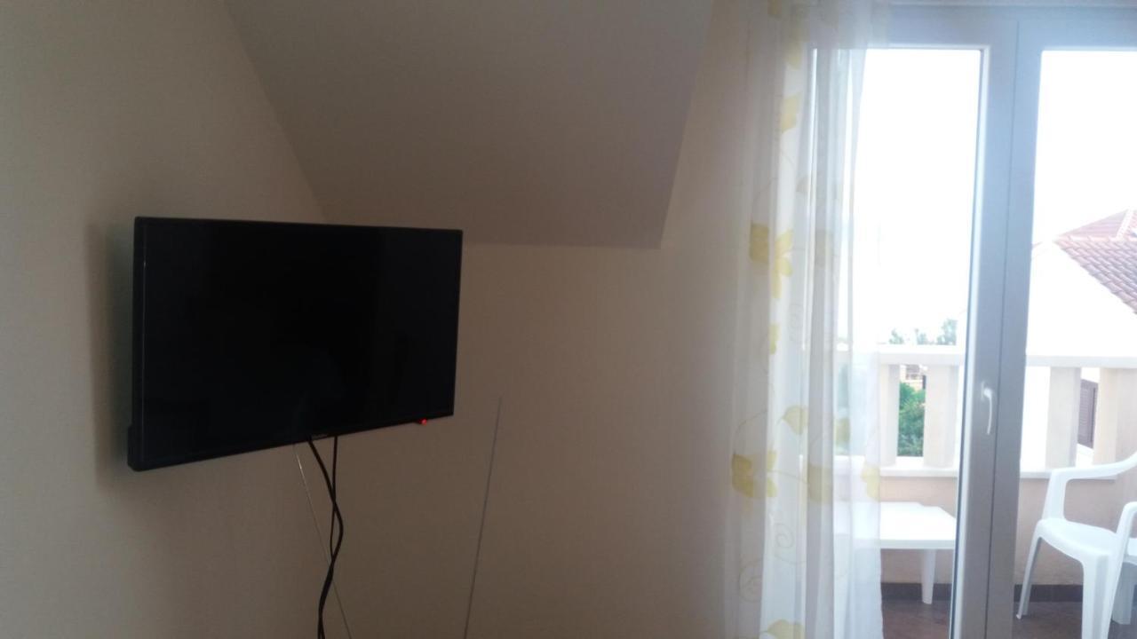 Apartments Zvonimir,Place By The Sea Mirce Екстериор снимка