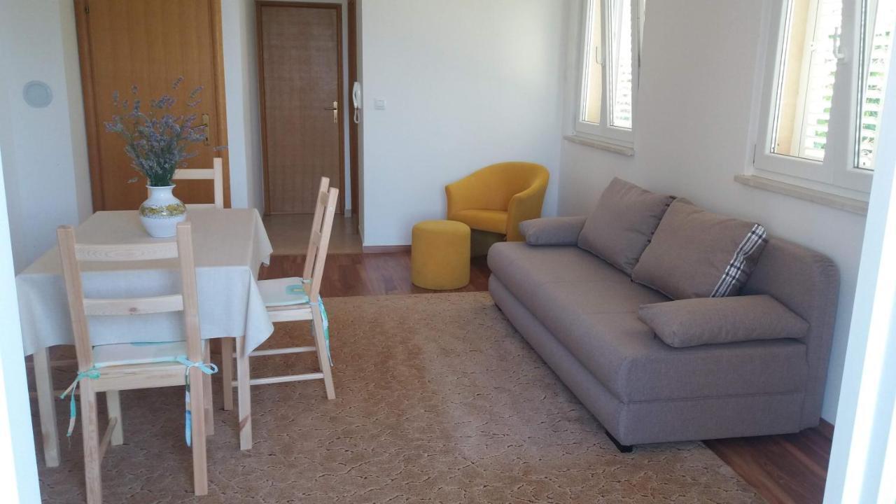 Apartments Zvonimir,Place By The Sea Mirce Екстериор снимка