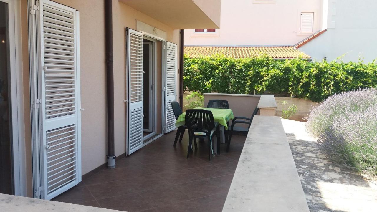 Apartments Zvonimir,Place By The Sea Mirce Екстериор снимка