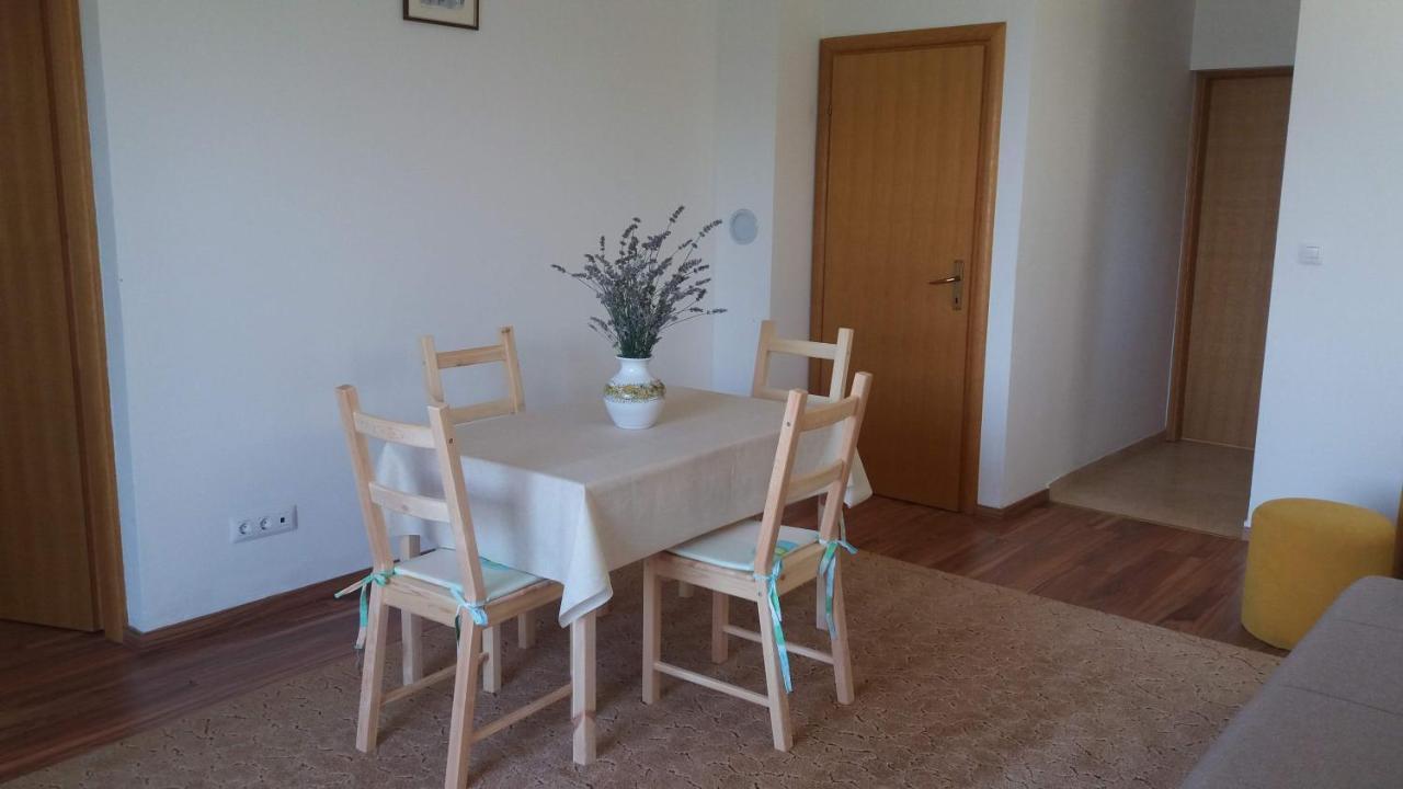 Apartments Zvonimir,Place By The Sea Mirce Екстериор снимка