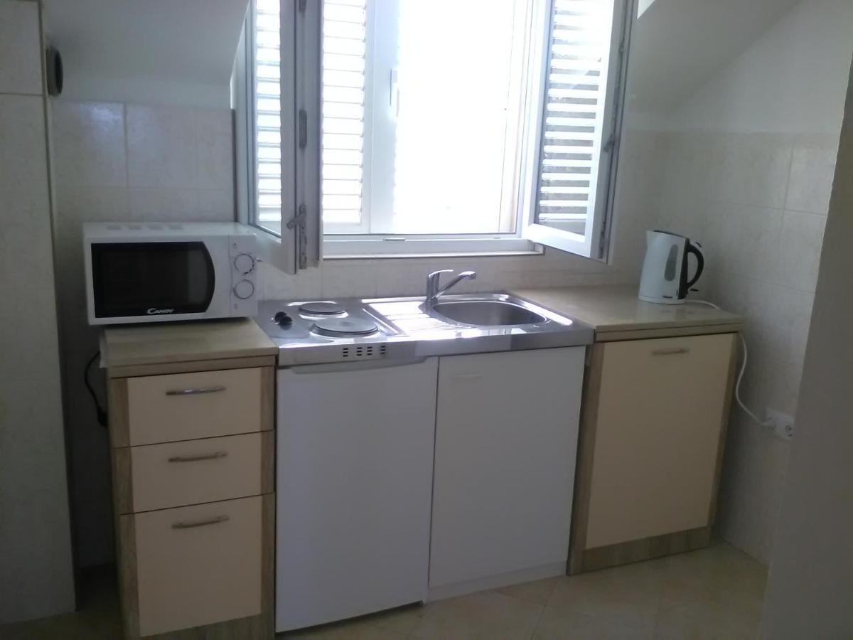 Apartments Zvonimir,Place By The Sea Mirce Екстериор снимка