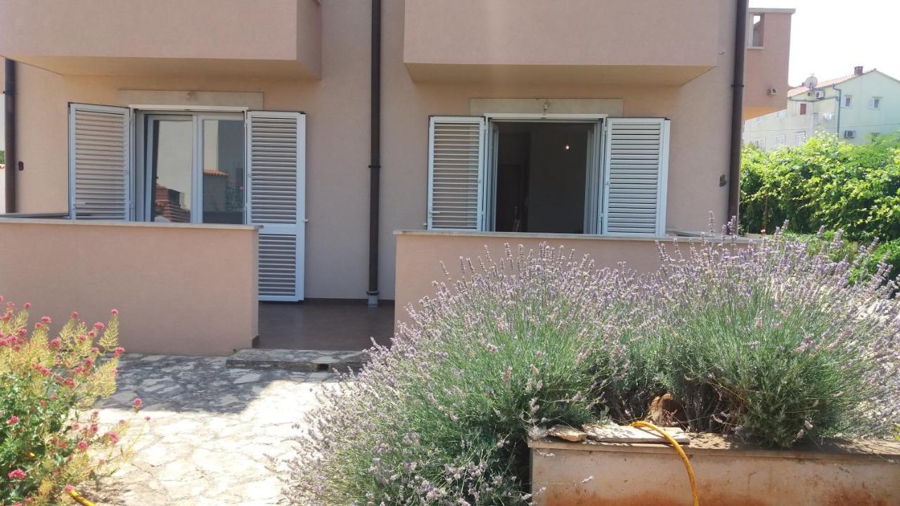 Apartments Zvonimir,Place By The Sea Mirce Екстериор снимка